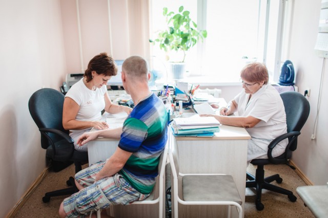 Молодых терапевтов предлагают привлекать на работу высокими зарплатами