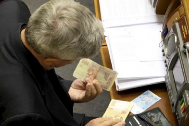 Депутаты продолжат получать низкую зарплату