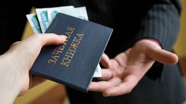 Преподавателя-взяточника из Красноярска приговорили к возмещению ущерба и к двум годам исправительны