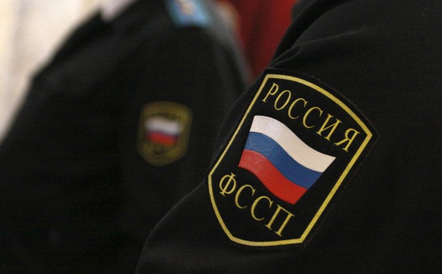 Просьба о гробе подействовала: судебным приставам запретят списывать все средства с зарплатных и пен