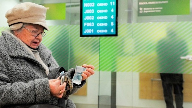 Пенсионерам предлагают дать право самим выбирать банк