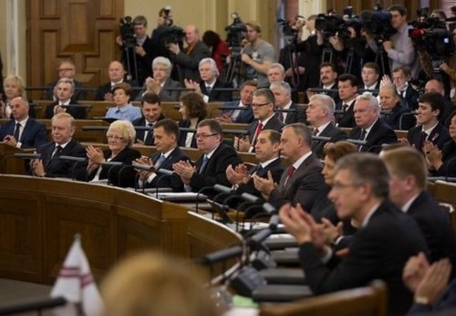 Депутатам и судьям наконец-то поднимут зарплаты