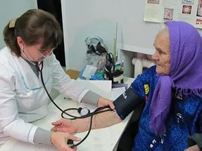 Глава Ленобласти требует от подчиненных разобраться с медленным ростом зарплат медработников
