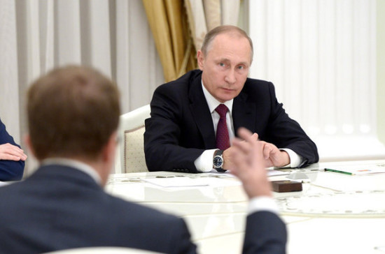 Путин потребовал от чиновников определить статус школьных врачей