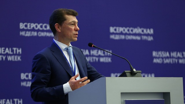 Максим Топилин напомнил регионам о необходимости повысить зарплату бюджетникам