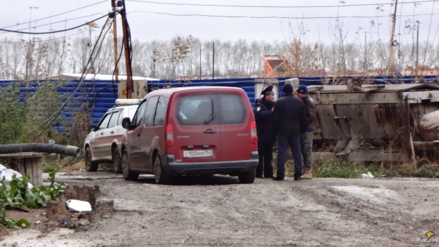 В Новосибирске отчаявшиеся рабочие вскарабкались на кран