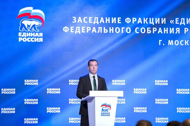 «Единороссы» своих не бросают…