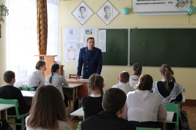 Сотрудники отдела образования два месяца сидели без зарплаты