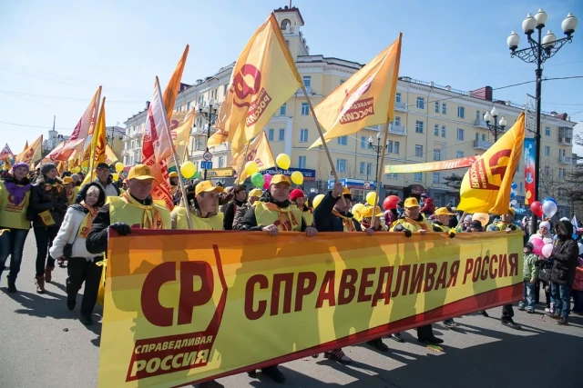 ​В Государственной Думе сообщили о желательном уровне зарплат медиков и учителей