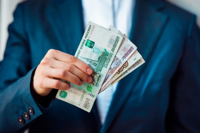 ​Аналитики сомневаются в повышение уровня заработных плат россиян последующих за инфляцией.