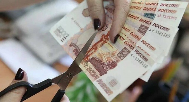 В каких в случаях работодатель вправе снизить зарплату сотрудникам