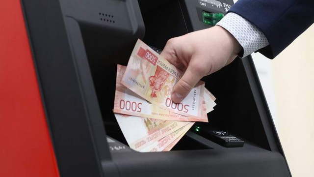 Кому положена 13-я зарплата и когда ее начислят