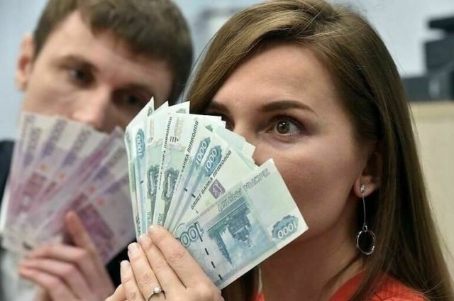 ​Россияне в идеале хотят получать почти 200 тысяч рублей