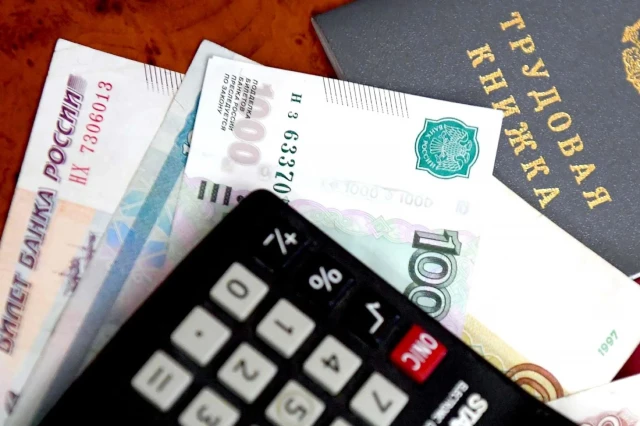 Индексация зарплат госслужащих и повышение пенсий военным пенсионерам с 1 октября 2025 года